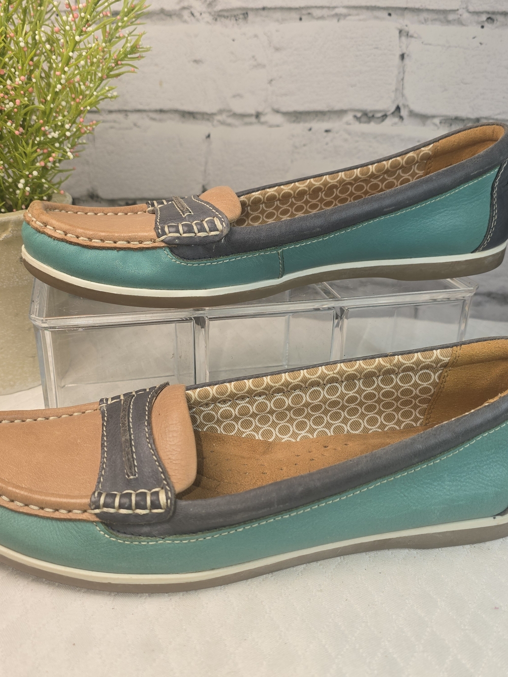 NATURALIZER N5 COMFORT LOAFERS WOMENS SIZE 8N BEIGE TURQUOISE AND NAVY LEATHER